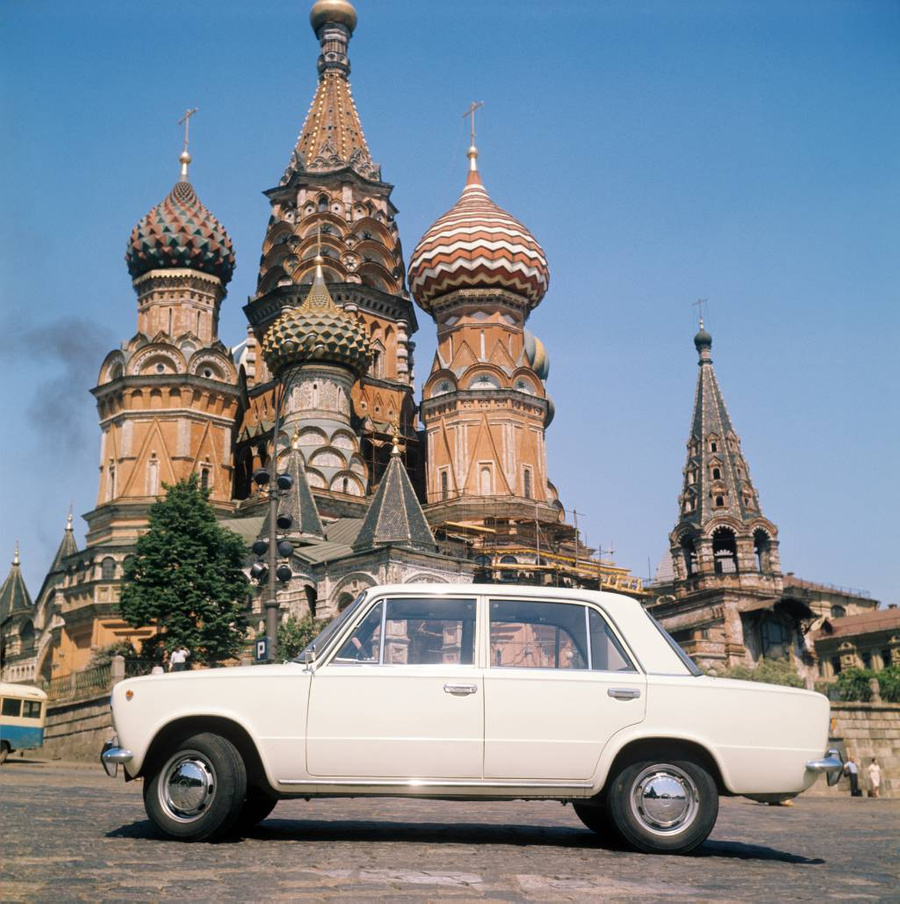 Первый ВАЗ-2101 сошёл с конвейера в апреле 1970-го, на базе этой машины было создано "классическое" семейство автомобилей ВАЗ. Фото © ТАСС / Виталий Созинов