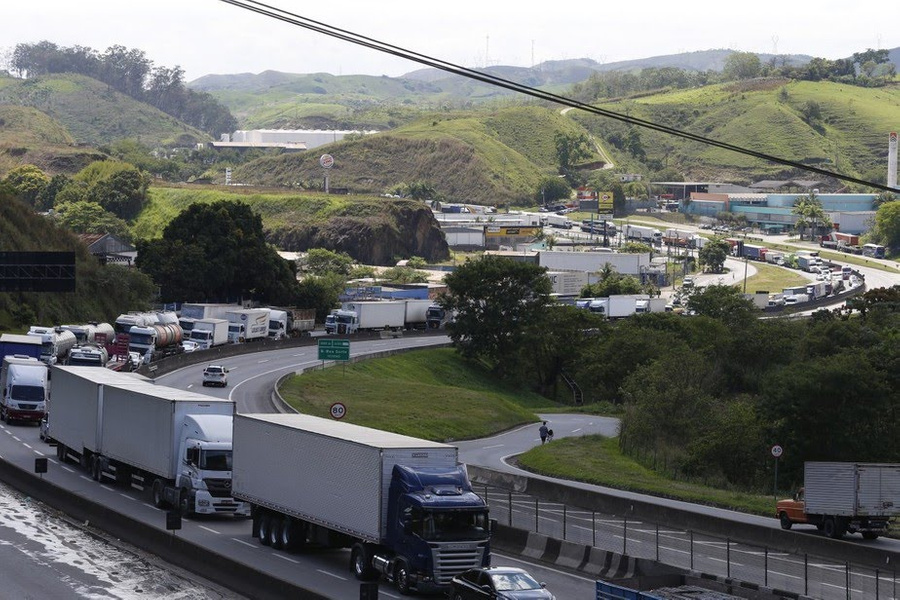 В 23 штатах Бразилии водители грузовиков перекрыли дороги в поддержку Болсонару. Обложка © Twitter / jovemcristaosro