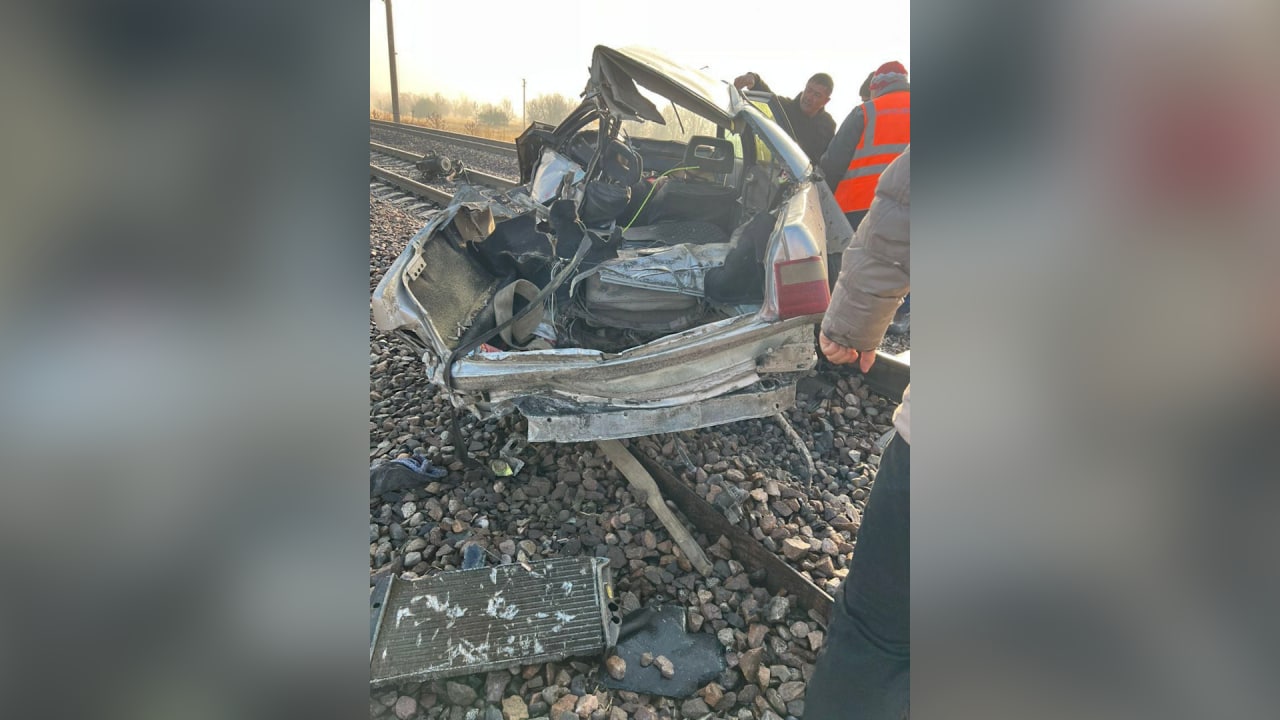 В Казахстане при столкновении поезда с машиной погибло шесть человек
