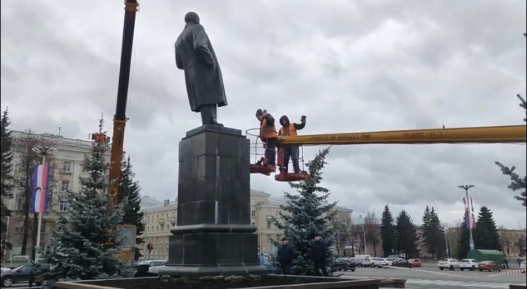 В Сарове демонтировали памятник Ленину, который чуть не упал на людей из-за ветра