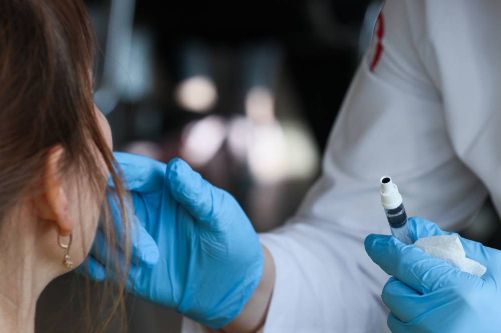 Назальная вакцина формирует иммунитет к ковиду за две недели