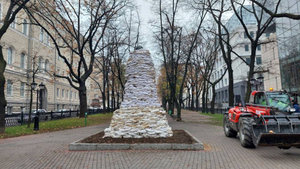 Памятник Гоголю в Харькове обложили мешками с песком