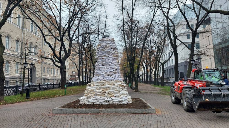 Памятник Гоголю в Харькове в мешках. Обложка © Суспільне Харків