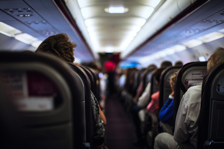 Авиакомпаниям РФ предложили снимать с рейсов пассажиров с избыточной ручной кладью