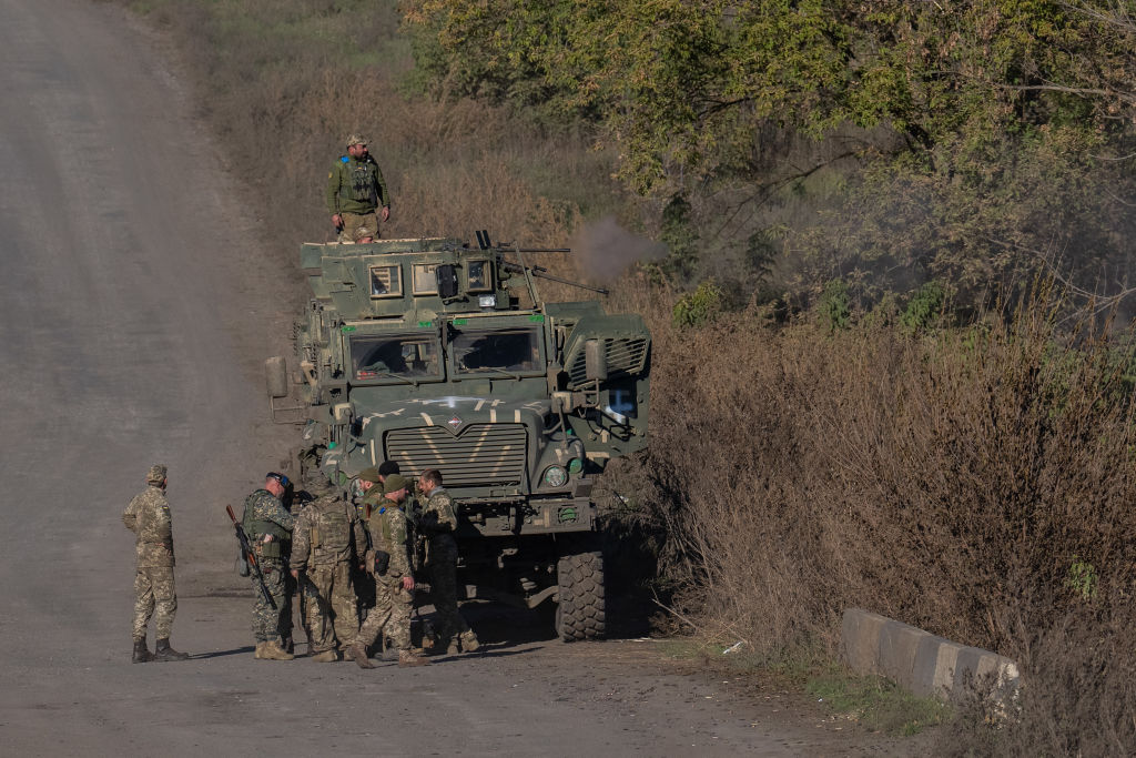 Украинские солдаты тренируются на поставленной США противоминной боевой машине MaxxPro MRAP Navistar.  Фото © Getty Images / Carl Court