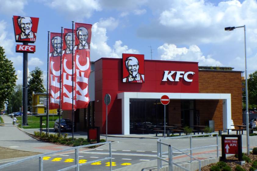 Сеть KFC в Германии предложила отметить хрустящей курицей годовщину Хрустальной ночи