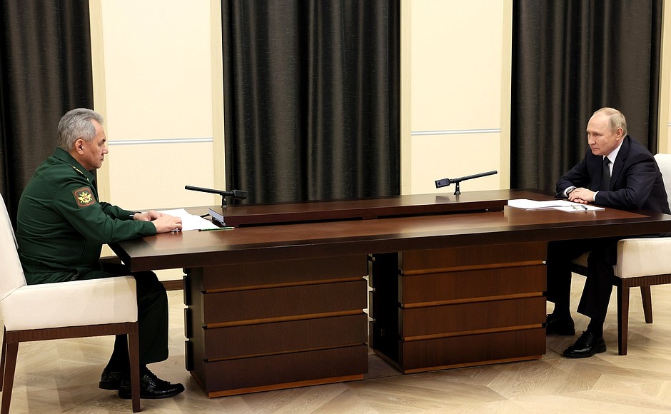 Песков подтвердил, что Путин регулярно проводит встречи с Шойгу
