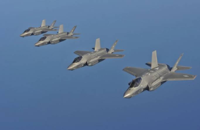 Истребители морской авиации F-35C. Один из таких только дважды за 10 лет прошёл проверку. Обложка @ Dvidshub.net / Master Sgt. Donald Allen