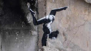 Гимнастка на развалинах: Бэнкси озадачил фанатов снимком граффити под Киевом