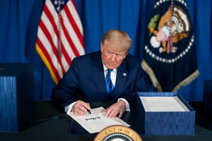Трамп подписал указ о создании миграционного центра на 30 тыс. мест в Гуантанамо