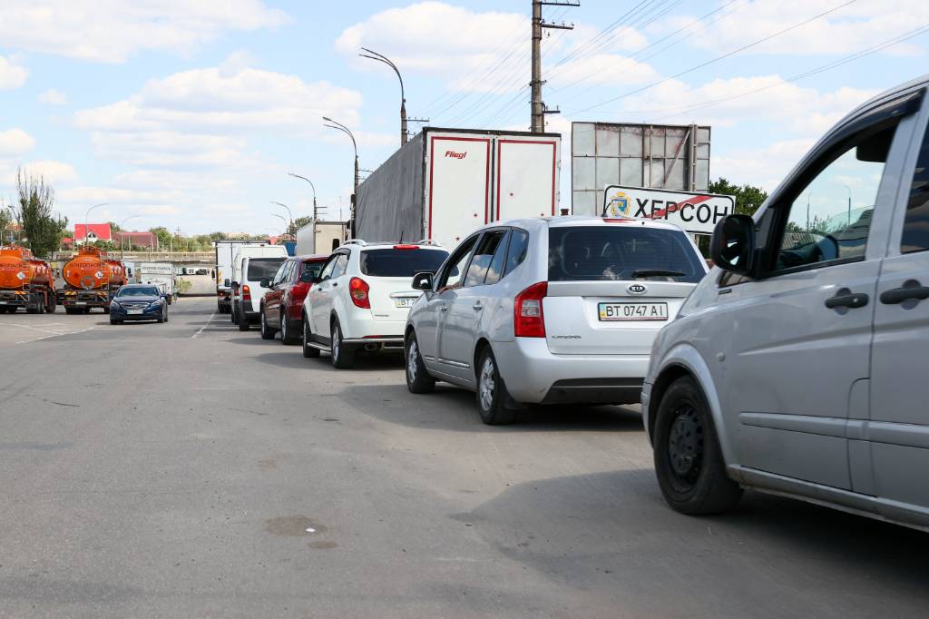 В Херсоне продолжает работу паромная переправа на левый берег Днепра