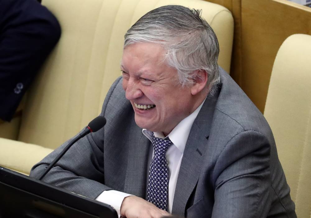 Карпов с больничной койки уже включается в работу и раздаёт задания помощникам