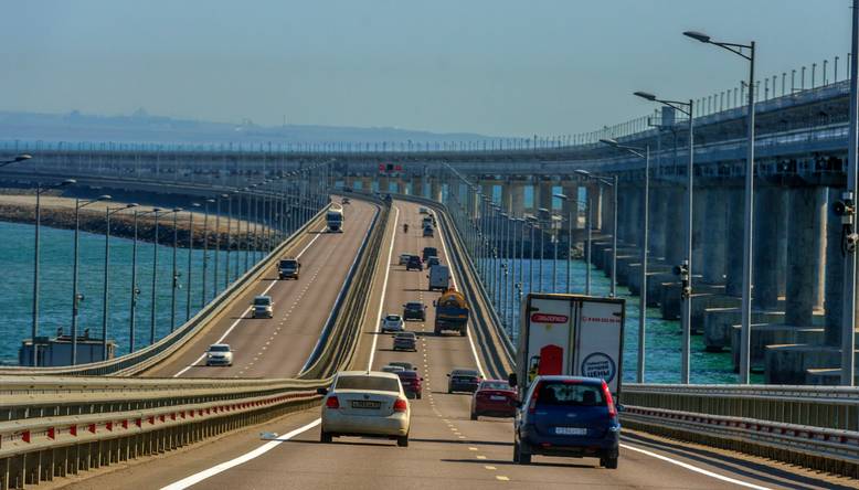 На Крымском мосту досрочно возобновили автомобильное движение