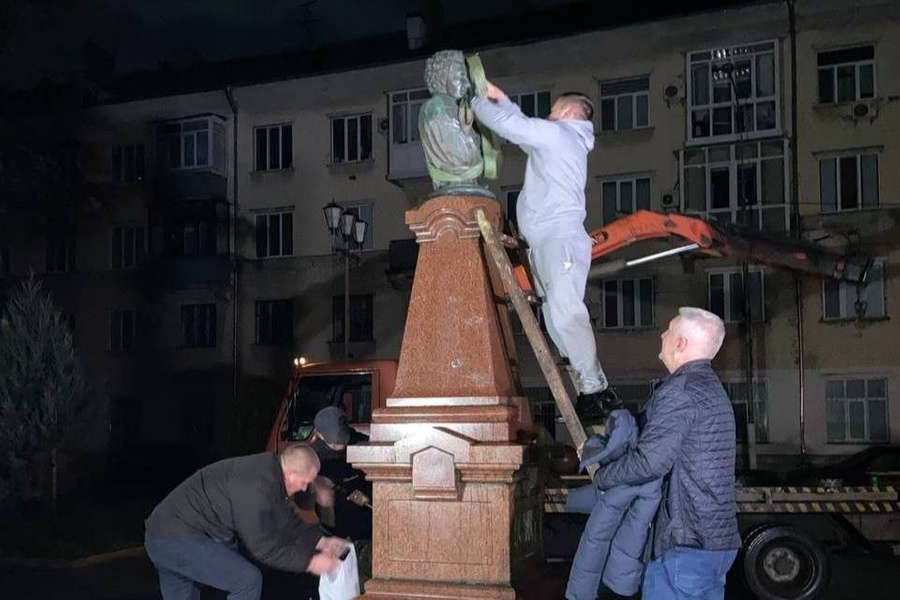 Общественники из Житомира попытались демонтировать памятник Пушкину. Обложка © t.me / HersonVestnik