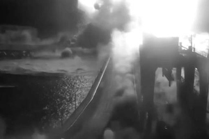 Появилось видео с моментом подрыва и обрушения моста на Каховской ГЭС