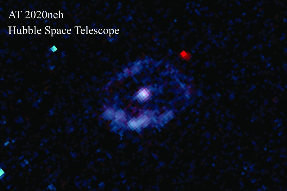 Вспышка в центре галактики при поглощении звезды чёрной дырой (яркая белая точка в окружении более слабого свечения звёзд галактики). Фото © NASA, ESA, RYAN FOLEY / UC SANTA CRUZ