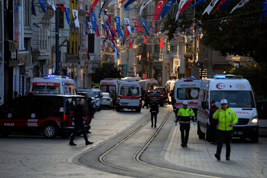 Место взрыва в Стамбуле. Фото © Twitter / @jaccocharite