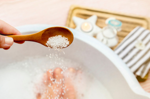 Для детокса и снятия стресса: Как правильно принимать ванну с морской солью