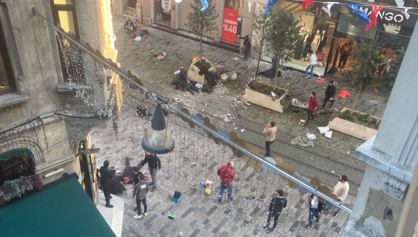Место взрыва в Стамбуле. Фото Twitter / hüzün