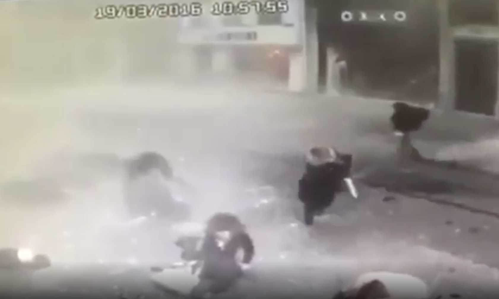Момент взрыва в центре Стамбула попал на камеры уличного наблюдения