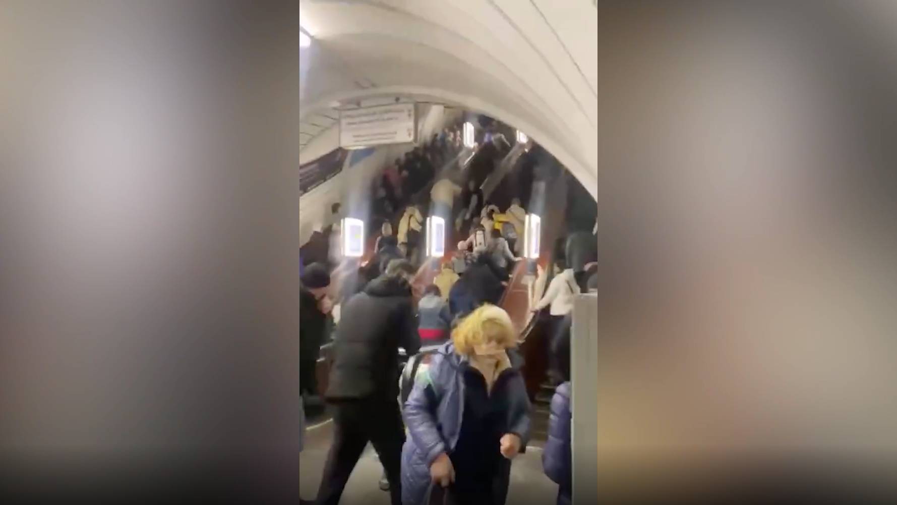 В киевском метро началась страшная давка из-за распыления газа