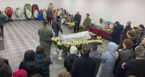 Белые розы и слёзы: Сотни фанатов пришли проститься с основателем "Ласкового мая" Кузнецовым