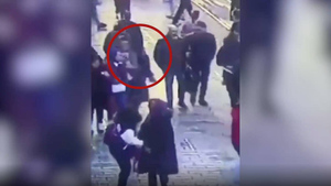 Побег предполагаемой исполнительницы теракта в Стамбуле попал на видео
