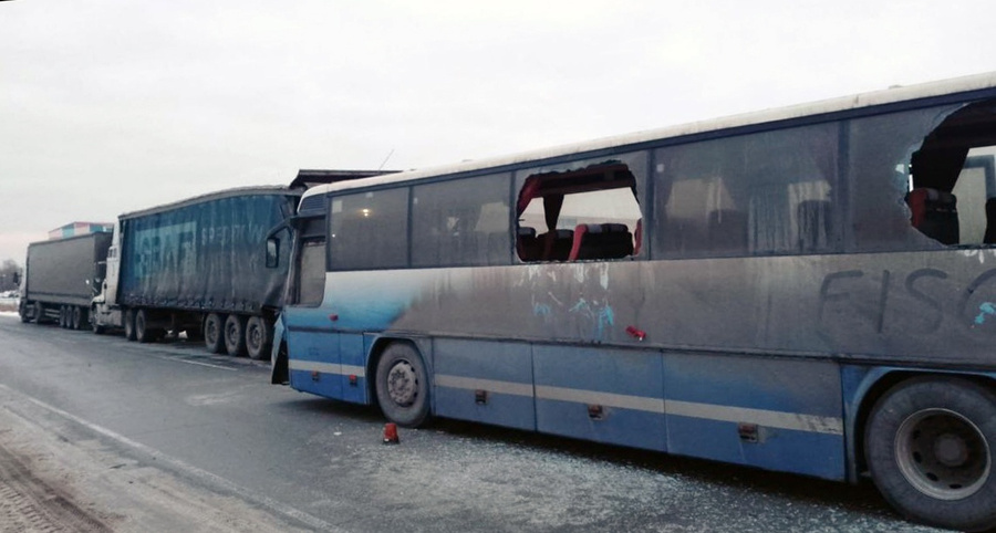 Автобус и грузовики, попавшие в ДТП под Новосибирском. Обложка © VK / АСТ-54