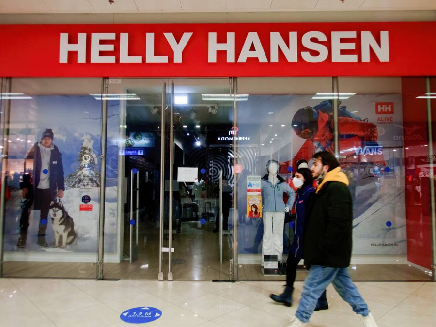 Магазин Helly Hansen в одном из столичных ТЦ. Обложка © ТАСС / ZEUS / Zuma