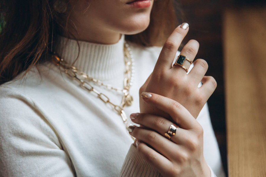 Крупные кольца необычной формы говорят об открытости женщины, её активности. Фото © Shutterstock