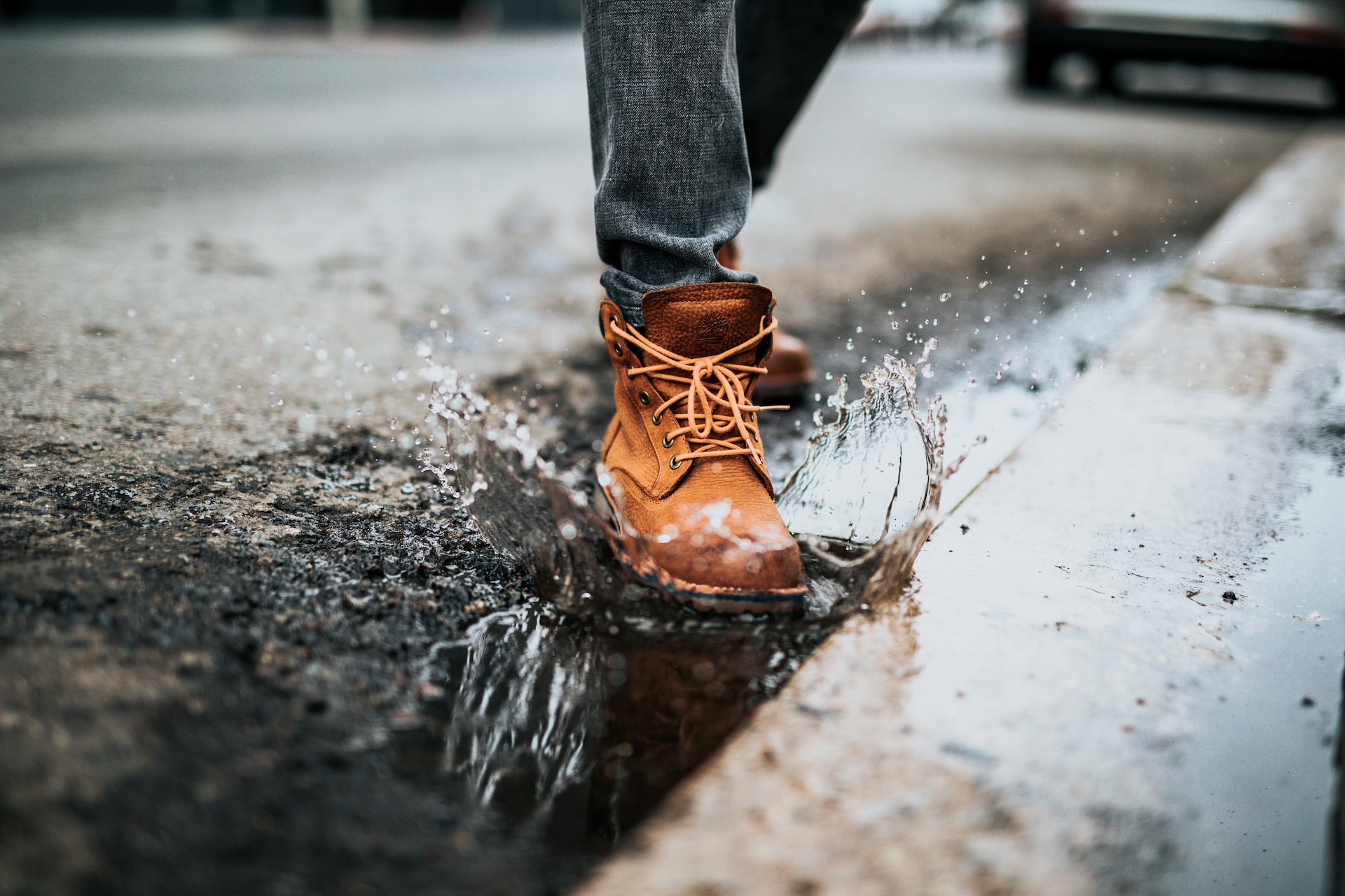 Окопная стопа: Врач предупредил о серьёзных последствиях ношения сырой обуви в холода
