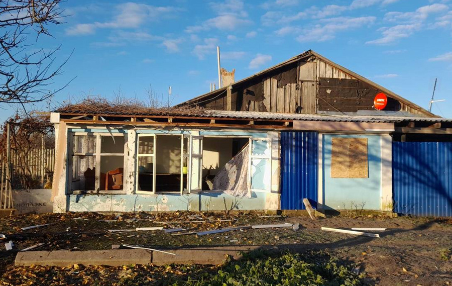 Последствия обстрела жилого дома в посёлке Ленинский Шебекинского городского округа. Фото © Telegram/ Настоящий Гладков 