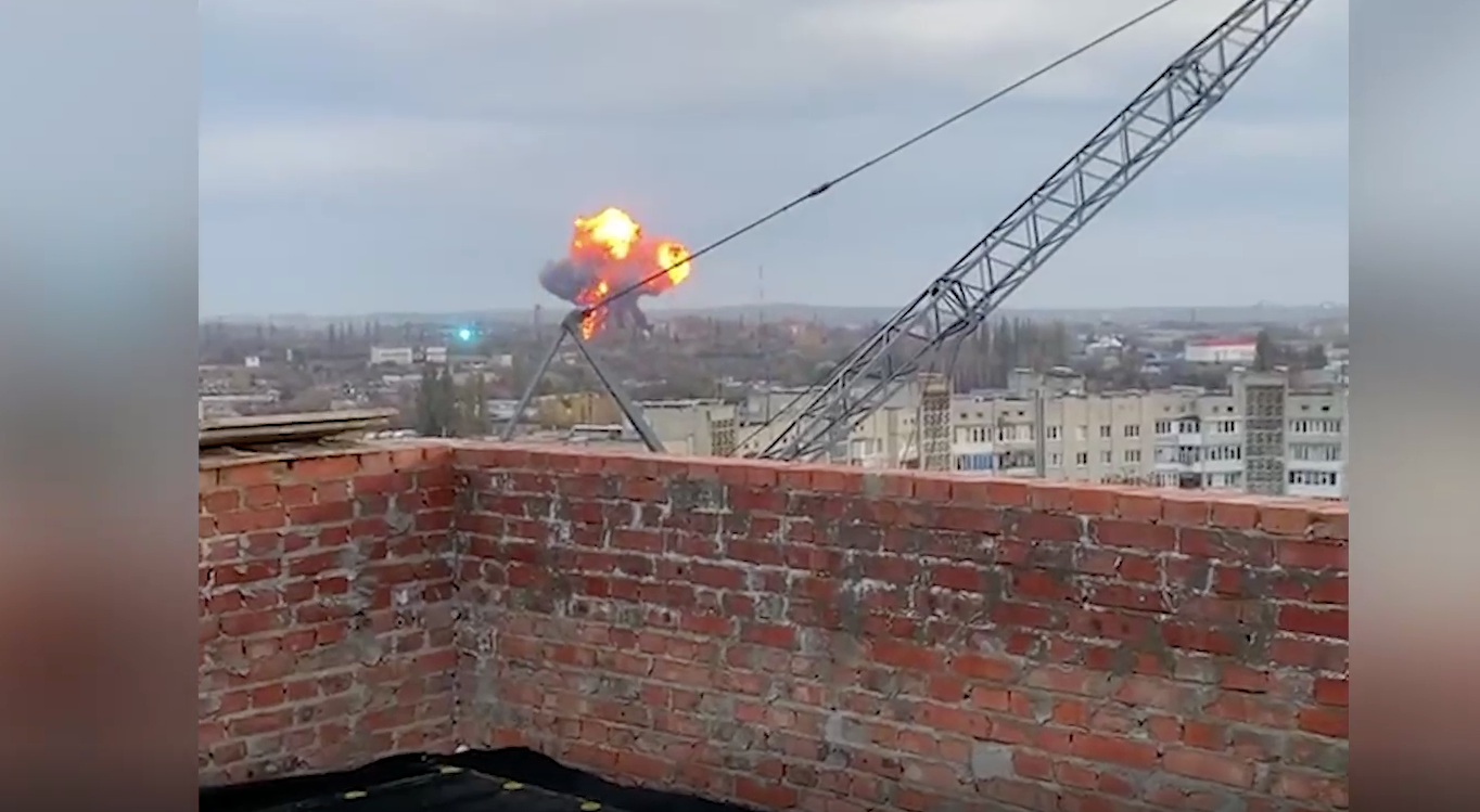 В Киеве прозвучали взрывы, над городом поднимается столб дыма
