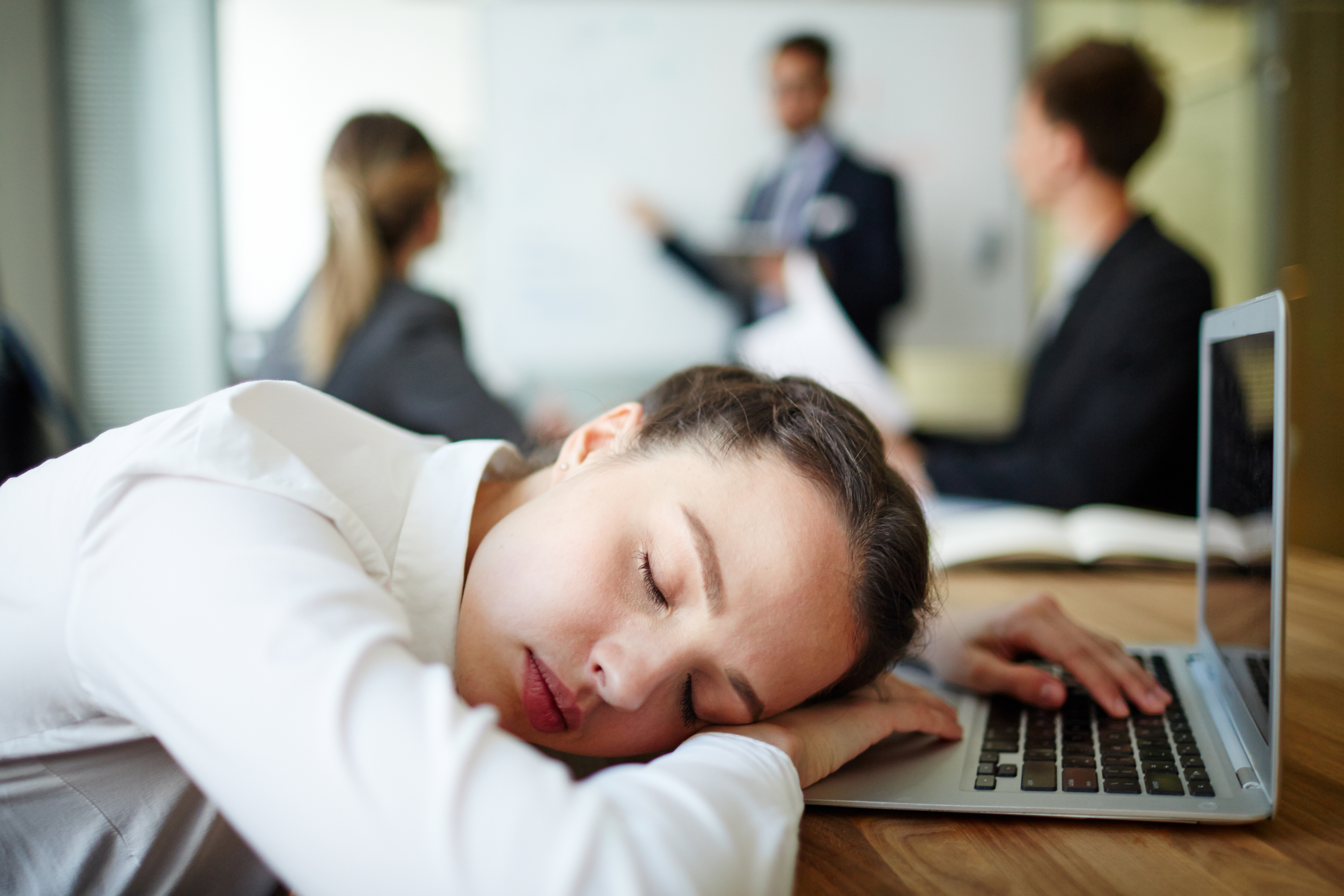 5 рабочих способов борьбы с сонливостью, которые подойдут даже лентяям