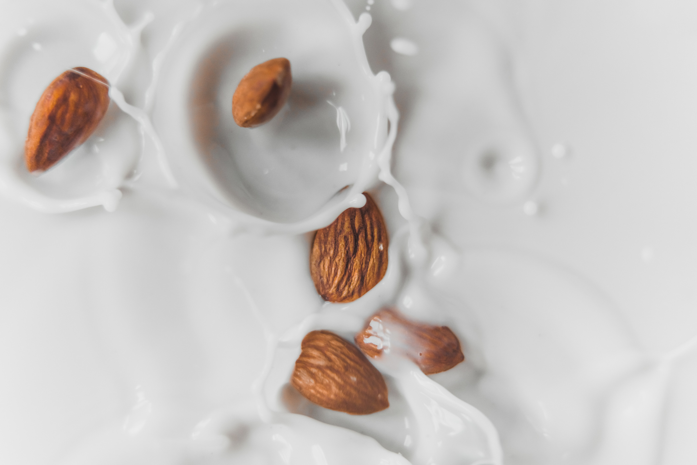 Если в составе много сахара, такое молоко усилит симптомы болезни и никакой пользы от этого нет. Фото © Unsplash / Austin Wilcox