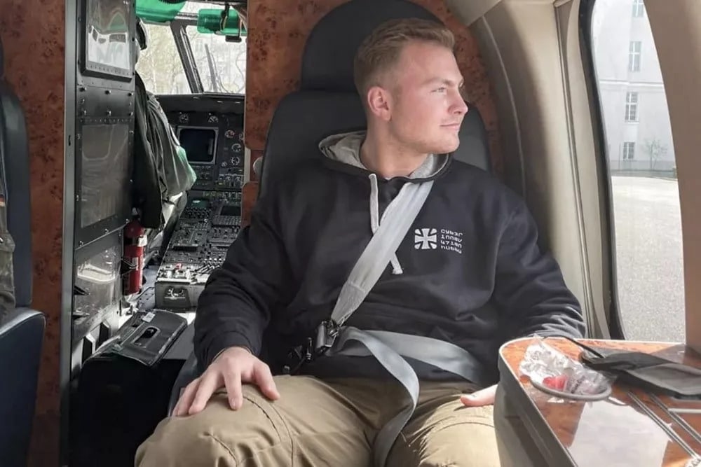 Сын главы Минобороны ФРГ сидит в военном вертолёте. Снимок с личной страницы Александра в соцсетях