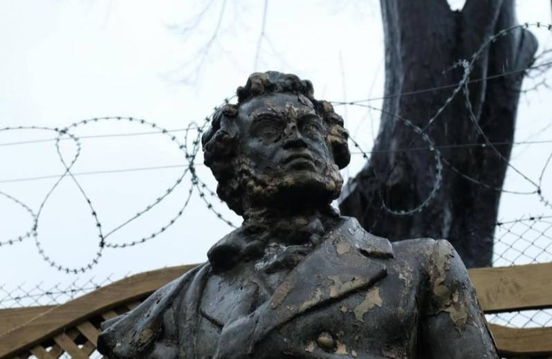 Памятник Пушкину в Черновцах. Фото © Telegram / Чернівецька міська рада
