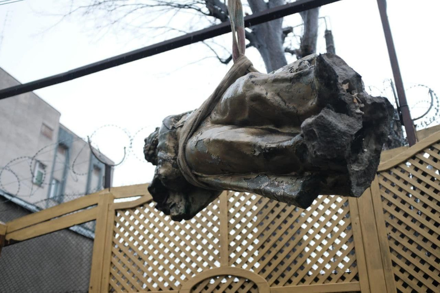 Снос памятника Пушкину в Черновцах. Фото © Telegram / Чернівецька міська рада
