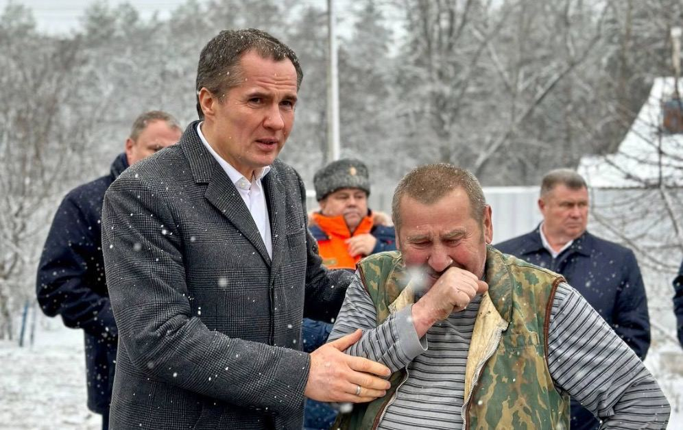 Губернатор Гладков успокаивает отца пострадавшей девушки. Фото © Telegram-канал Вячеслава Гладкова