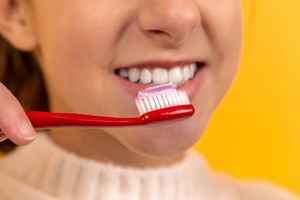 Стоматолог объяснил, какими проблемами грозит неправильная чистка зубов перед сном