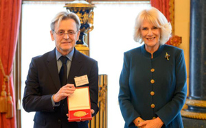 Барышников получил медаль Королевской академии танца из рук жены Карла III
