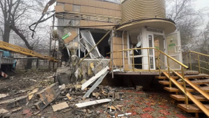 Лайф снял разрушенные в результате обстрела ВСУ салон красоты и общежитие в Донецке