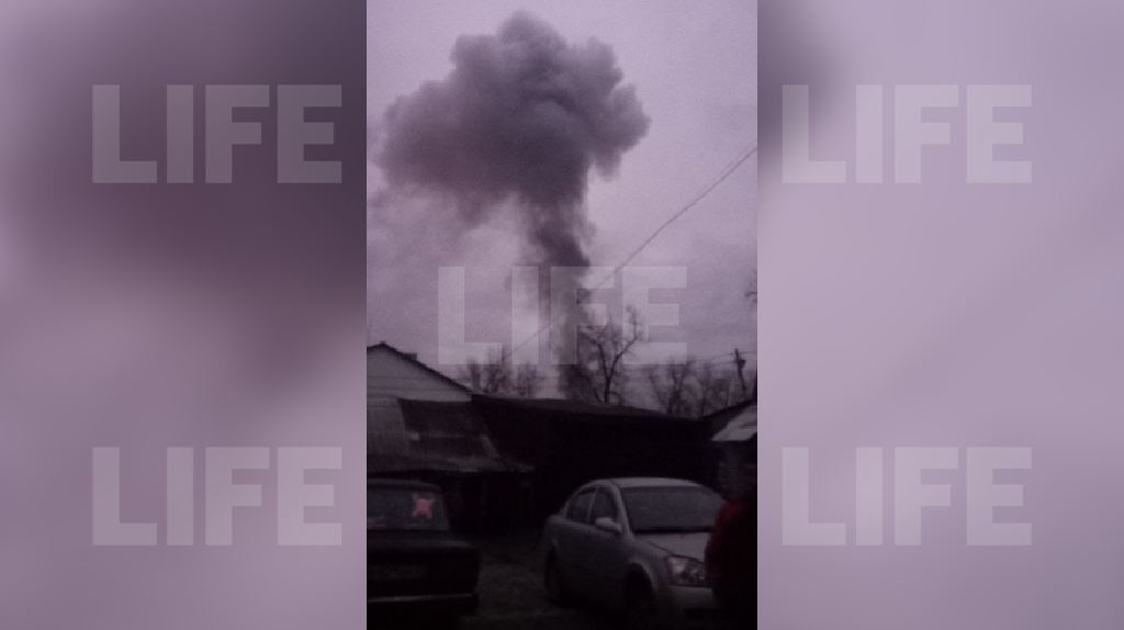 Лайф публикует фото с последствиями удара ВСУ по посёлку в Брянской области