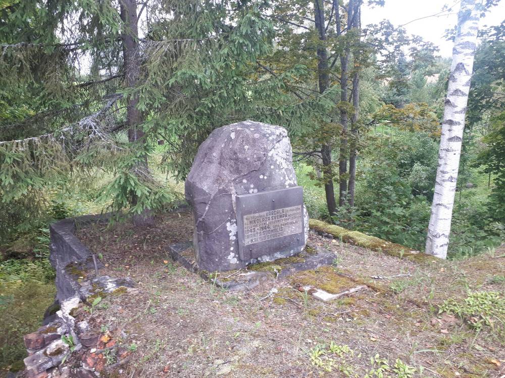 Латвийские власти в пылу декоммунизации снесли памятник основателю республики