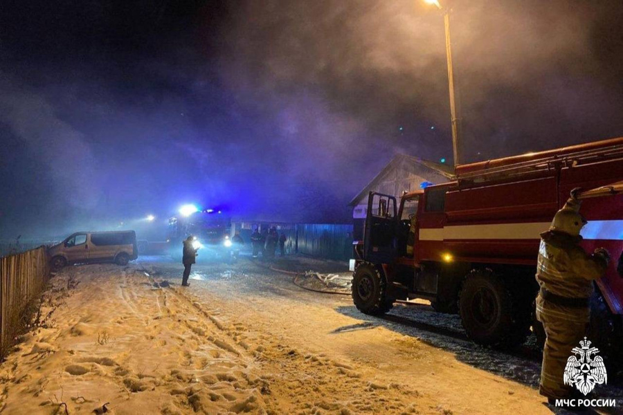 Пожарные у сгоревшего дома в Башкирии. Обложка © VK / МЧС Башкортостан