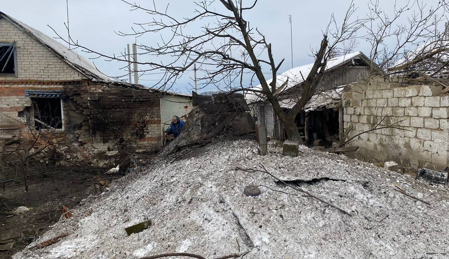 Один из домов в Устинке Белгородской области, куда упали обломки украинского снаряда. Фото © Telegram / Настоящий Гладков