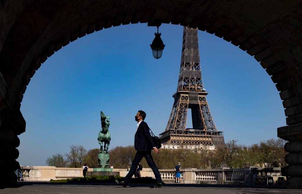 Парижане устроили акцию у Эйфелевой башни с требованием перестать вооружать Украину