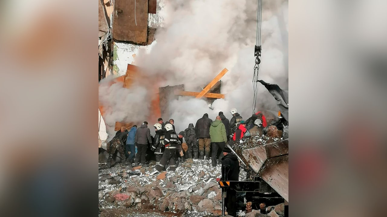 Стало известно о трёх погибших при взрыве в доме на Сахалине