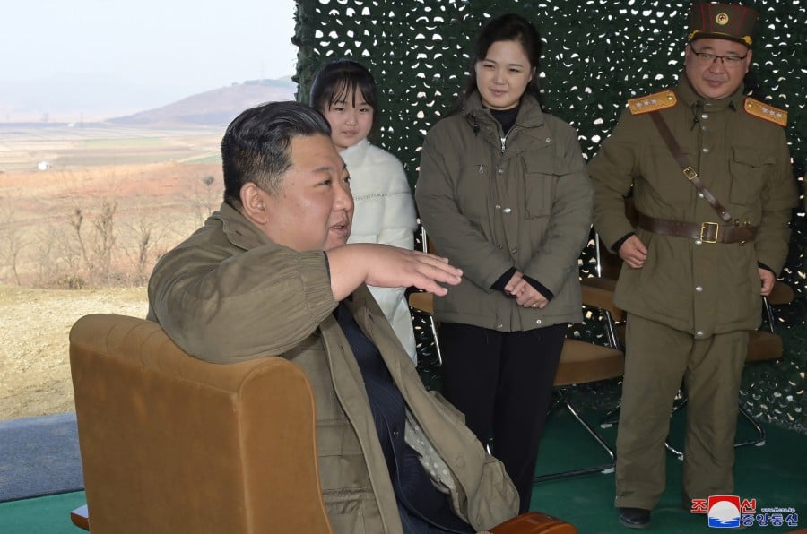 Лидер КНДР Ким Чен Ын с женой и дочерью. Фото © kcnawatch.org