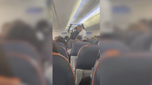 Пассажир самолёта Иркутск – Москва приставал к стюардессам и вынудил экстренно посадить борт